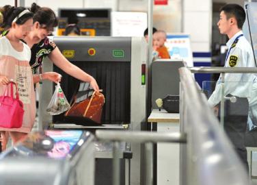安檢門掀鉛簾拿行李輻射大么？
