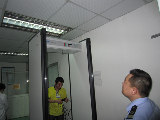 富士康安裝metor6s安檢門現(xiàn)場圖 富士康安裝metor6s安檢門現(xiàn)場圖